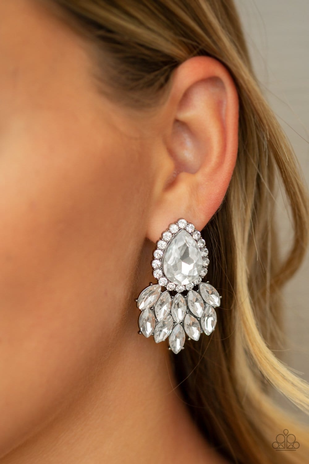 Paparazzi A Breath of Fresh HEIR Post Earrings