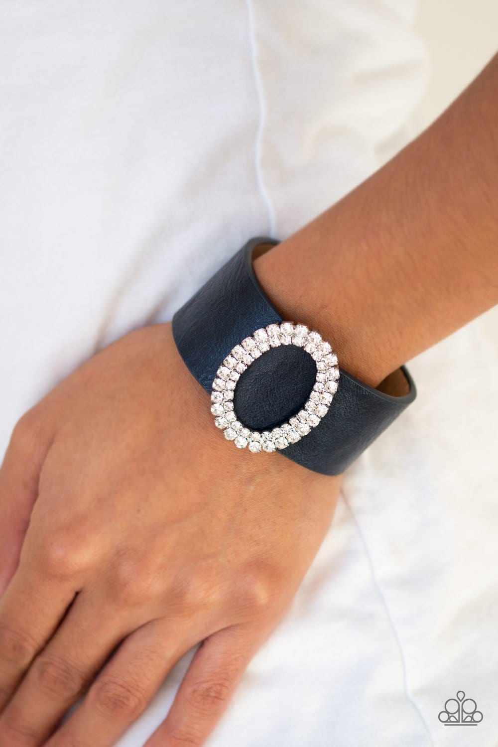 Center Stage Starlet Wrap & Snap