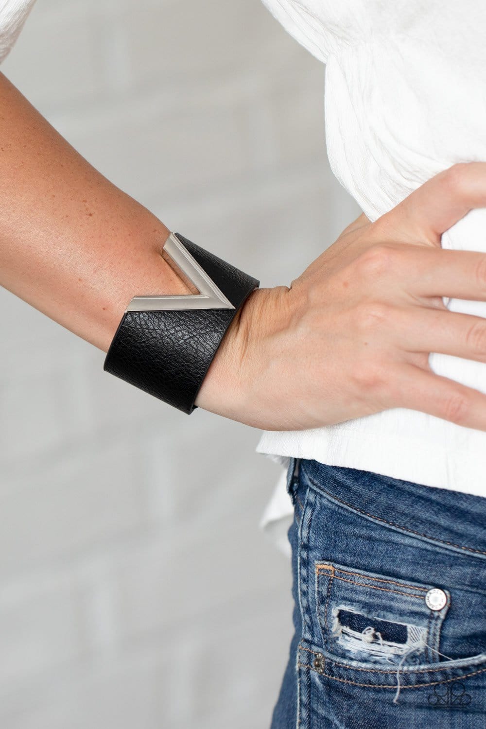 Paparazzi Claws Out Wrap & Snap